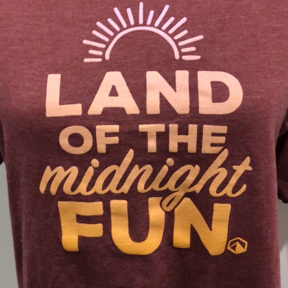Yukon Built burgundy t-shirt land of the midnight fun SZ L/XL EUC - Picture 2 of 5